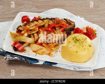 Carpe grillée avec légumes Banque D'Images