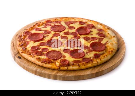 Pizza au pepperoni italien isolée sur fond blanc Banque D'Images