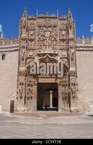 Valladolid, Espagne - 18 juillet 2020 : façade principale du Colegio de San Gregorio. Le bâtiment de style Isabelline abrite maintenant le Museo Nacional de Escultura mus Banque D'Images