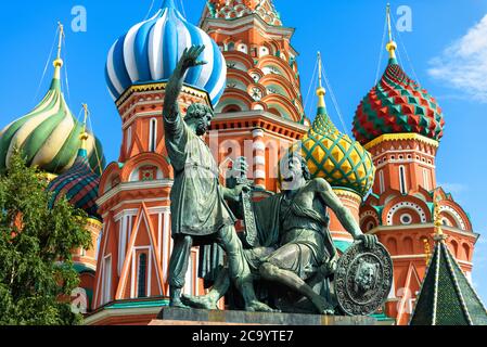 Monument à Minin et Pozharsky près de la cathédrale Saint-Basile à Moscou, Russie. L'ancienne église Saint-Basile est un point de repère de Moscou. Architecture célèbre à Mosc Banque D'Images