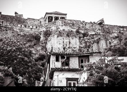 Acropole d'Athènes et maisons anciennes dans le quartier de Plaka, Grèce. La célèbre colline avec des ruines grecques classiques est le point de repère d'Athènes. Vue vintage sur l'ancien Banque D'Images