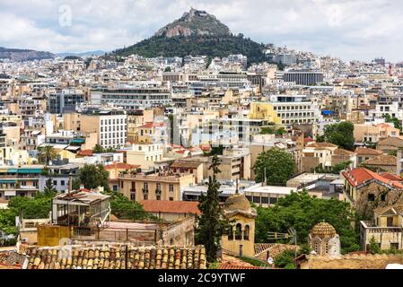 Paysage urbain d'Athènes, vue panoramique du quartier de Plaka, Grèce. Paysage urbain d'Athènes avec le mont Lycabette, site naturel de la ville. Horizon d'AT Banque D'Images