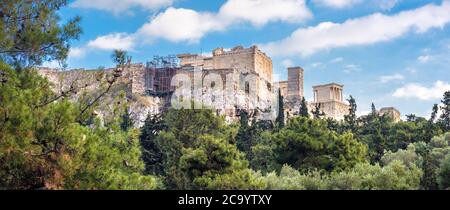 Acropole avec ruines grecques anciennes, Athènes, Grèce. C'est le point de repère d'Athènes. Vue panoramique sur le vieux Propylaea sur la colline de l'Acropole, paysage Banque D'Images