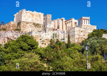 Acropole d'Athènes en été, Grèce. C'est l'attraction touristique de la vieille Athènes. Vue sur la célèbre Propylaea antique, portes d'entrée de l'Acropole. Scen Banque D'Images