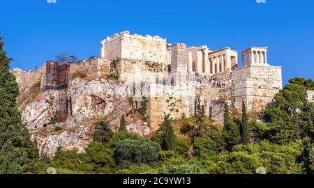 Acropole d'Athènes en été, Grèce. C'est l'attraction touristique de la vieille Athènes. Vue panoramique de la célèbre Propylaea ancienne, portes d'entrée de l'Acropole Banque D'Images