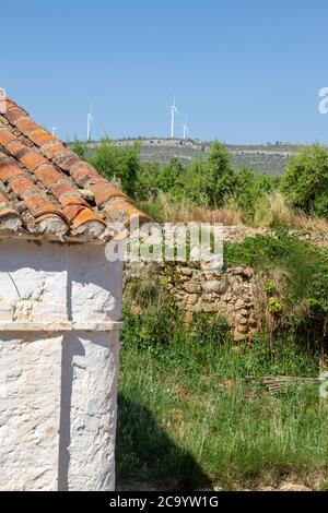 Aras de los Olmos, Espagne - 29 juin 2020: Vue des rues vides du village en été après le confinement de Covid-19 à Aras de los Olmos, Los Serra Banque D'Images