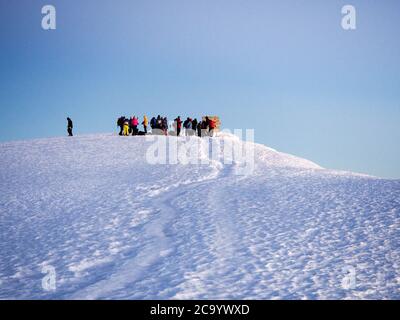 les randonneurs sur la crête montent kilimanjaro le plus haut sommet d'afrique. Banque D'Images