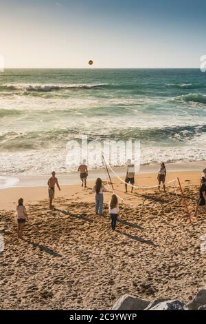 Un groupe de vacanciers jouant au volley-ball sur la plage de Fistral à Newquay, en Cornouailles. Banque D'Images
