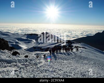 les randonneurs sur la crête montent kilimanjaro le plus haut sommet d'afrique. Banque D'Images