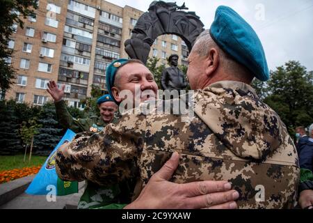 Ryazan, Russie. 2 août 2020 les anciens combattants des Forces aéroportées russes se félicitent mutuellement à l'occasion de la journée des forces aéroportées sur le fond du monument au général Vasiliy Margelov à l'occasion de la Journée des parachutistes dans la ville de Ryazan, en Russie Banque D'Images