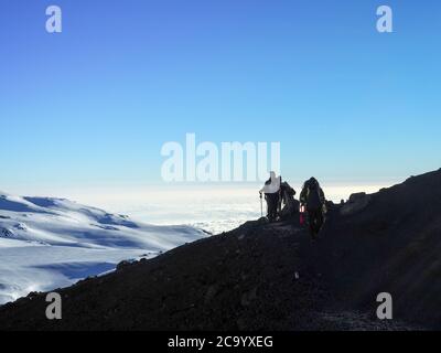 les randonneurs sur la crête montent kilimanjaro le plus haut sommet d'afrique. Banque D'Images