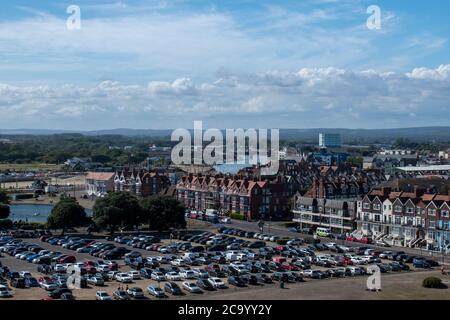 Vue aérienne de Littlehampton dans West Sussex depuis le front de mer en direction du centre-ville et de la rivière Arun. Banque D'Images