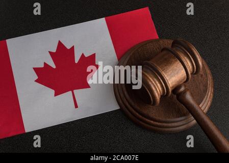 Juge Gavel sur le drapeau du Canada . Législation canadienne. Droit et justice Banque D'Images