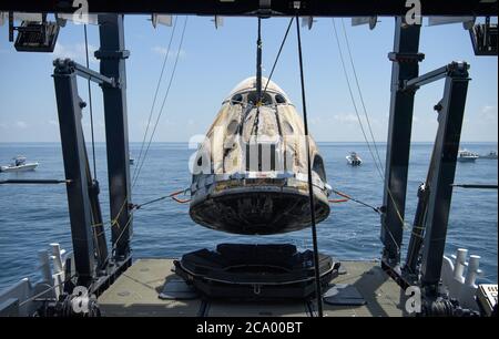 Pensacola, États-Unis d'Amérique. 02 août 2020. Pensacola, États-Unis d'Amérique. 02 août 2020. Le vaisseau spatial SpaceX Crew Dragon Endeavour est levé à bord du NAVIRE DE récupération GO Navigator après avoir été dévalé dans le golfe du Mexique le 2 août 2020 au large de Pensacola, en Floride. Le vol d'essai Demo-2 pour le programme des équipages commerciaux de la NASA a transporté les astronautes Robert Behnken et Douglas Hurley à la Station spatiale internationale et les a restitués en toute sécurité sur Terre à bord d'un vaisseau spatial construit et exploité commercialement. Credit: Bill Ingalls/NASA/Alamy Live News Banque D'Images