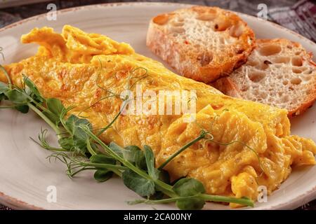 Omelette française fraîche avec légumes frais. Plats végétariens Banque D'Images