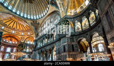 Istanbul - 25 mai 2013 : à l'intérieur de la basilique Sainte-Sophie, Turquie. L'ancienne basilique Sainte-Sophie ou Ayasofya est le point de repère d'Istanbul. Ancien intérieur de Sainte-Sophie M. Banque D'Images