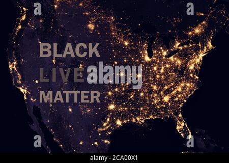Texte « Black Lives Matter » sur la carte US Night, photo satellite mondiale. Marches de protestation et émeutes contre la violence policière, les mouvements de défense des droits civils. Éléments Banque D'Images