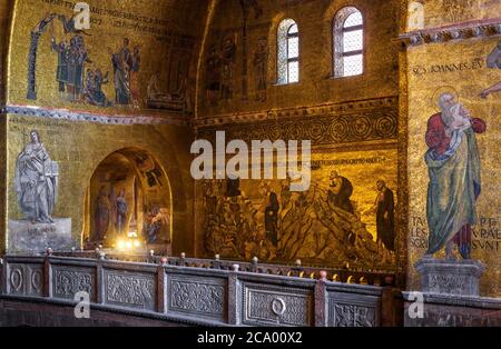 Venise, Italie - 21 mai 2017 : mosaïque de mur d'or à l'intérieur de la basilique Saint-Marc ou Saint-Marc, c'est le point de repère de Venise. Intérieur du célèbre Saint Marc Banque D'Images