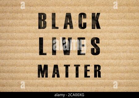 Texte « Black Lives Matter » sur une bannière en carton. Panneau de piquet de carton ondulé, étiquette pour les démonstrations. Manifestations et émeutes contre la police vio Banque D'Images