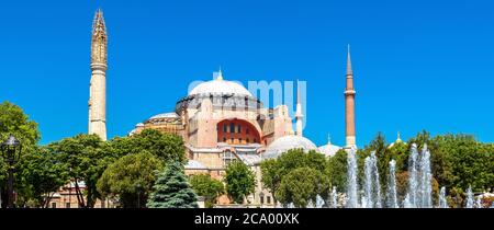 Sainte-Sophie en été, Istanbul, Turquie. L'ancienne basilique Sainte-Sophie ou Ayasofya est le point de repère d'Istanbul. Vue panoramique sur la mosquée, célèbre plume Banque D'Images