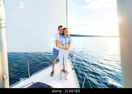 Couple embrassant sur le yacht passant une lune de miel en traversant la mer Banque D'Images