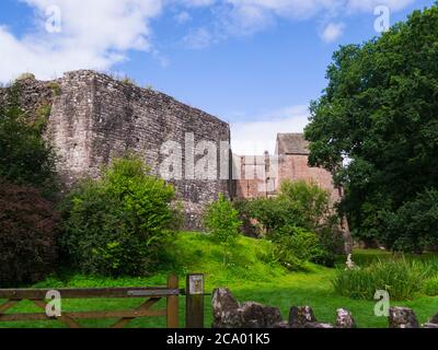 Le château de St Briavels a amarré le château normand Gloucestershire avec l'immense entrée des gardes-portes édouardiens.Construit entre 1075 et 1129 comme un administe royal Banque D'Images