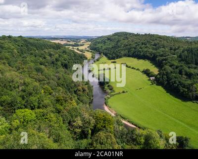 Vue le long de la vallée de Wye depuis Symonds Yat Rock Gloucestershire Angleterre Royaume-Uni, le jour de juillet ensoleillé Banque D'Images