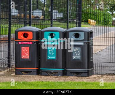 Rangée de trois poubelles de recyclage de couleur, plastique, verre et canettes Banque D'Images