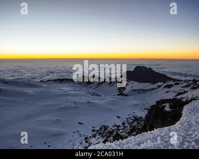 les randonneurs sur la crête montent kilimanjaro le plus haut sommet d'afrique. Banque D'Images