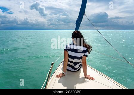 Une femme assise dans le bateau prow sur un Voilier sur le lac Balaton jouit de la liberté Banque D'Images