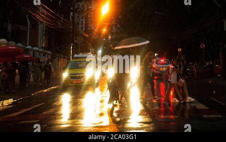 Rio de Janeiro, Brésil 10 février 2020 piétons traverse une rue pendant une tempête à Rio de Janeiro Banque D'Images
