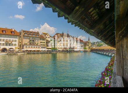 Pont de la chapelle de fleurs et hôtel de luxe de la ville de Lucerne et Reuss en Suisse. Banque D'Images