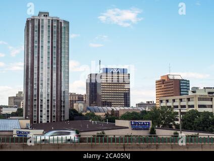 Syracuse, New York, États-Unis. 2 juillet 2020. Vue sur le centre-ville de Syracuse et l'Interstate 81 pendant un bel après-midi d'été Banque D'Images