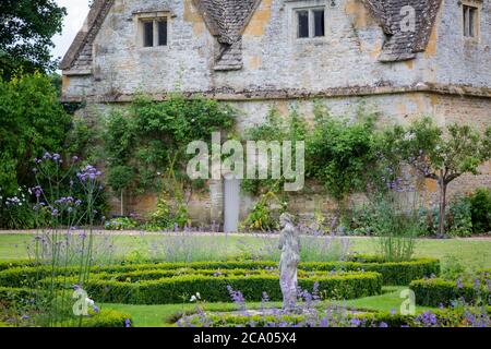 Le jardin du manoir des abatteurs, Lower Slaughter, Gloucestershire, Angleterre, Royaume-Uni Banque D'Images