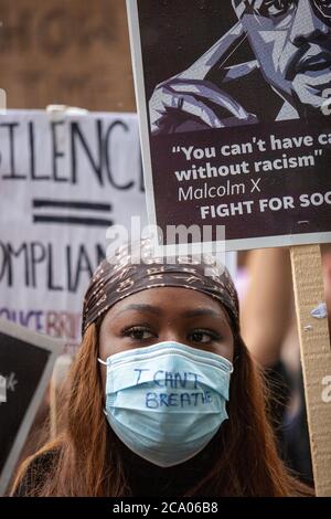 Une femme proteste, portant un masque chirurgical avec les mots « Je ne peux pas respirer » écrits dessus. Black Lives Matter UK Protest march, Londres, Angleterre Banque D'Images