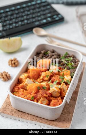 Tofu et curry de patates douces avec lentilles Banque D'Images