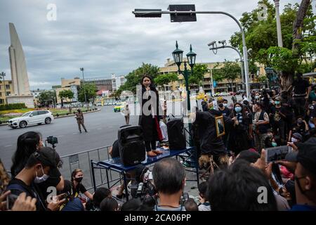 Bangkok, Thaïlande. 3 août 2020. Des manifestants pro-démocratie habillés de sorciers se rassemblent sur le trottoir en face du monument de la démocratie lors d'une manifestation sur le thème de Harry Potter à Bangkok, en Thaïlande, le lundi 3 août 2020. La manifestation pro-démocratie a été intitulée « Castagner le charme de Patronus pour protéger la démocratie », dans le cadre d'une série de manifestations au cours des dernières semaines. Les manifestations ont cessé depuis février en raison de l'épidémie de COVID-19, mais la Thaïlande n'a enregistré aucune nouvelle transmission locale en plus de deux mois et les rassemblements pro-démocratie commencent à reprendre leur cours. (Image de crédit : © Andre Banque D'Images