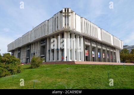 Philharmonique nationale kirghize à Bichkek, Kirghizistan, nommée en l'honneur de Toktogul Satylganov et construite dans le style Brutaliste à l'époque soviétique. Banque D'Images