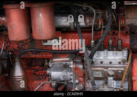 vieux moteur diesel gros plan, rouge et rouillé. Banque D'Images