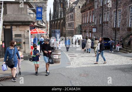 Édimbourg, Écosse, Royaume-Uni. 3 août 2020. Je cherche un peu plus normal dans les rues de la ville avec des touristes qui erraient sur les trottoirs en regardant les monuments sur Lawnmarket et en visitant les restaurants sur le Royal Mile. Les inquiétudes se font de plus en plus sur le risque de pertes d'emplois généralisées dans l'industrie touristique d'Édimbourg. Deux tiers des chambres d'hôtels de la ville pourraient être laissés vides ce mois-ci.pas de festivals, une baisse du nombre de visiteurs à l'étranger, La fermeture des attractions et la réticence des vacanciers britanniques à réserver des escapades urbaines peut-être « le pire mois jamais pour le tourisme. Crédit : Arch White/Alamy Live News. Banque D'Images