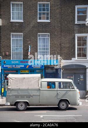 Fourgonnette Volkswagen d'époque convertie, garée sur une route à Camden, au nord-ouest de Londres. Angleterre, Royaume-Uni Banque D'Images