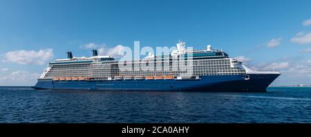 Vue latérale d'un bateau de croisière de luxe en mer. Banque D'Images