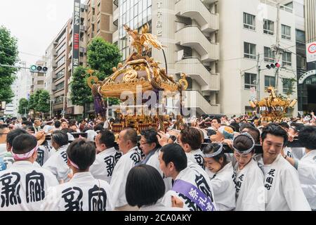 Foules de japonais transportant le Shinto Shrine mikoshi autour du quartier pendant le Matsuri à Shinjuku, Tokyo, Japon. Banque D'Images