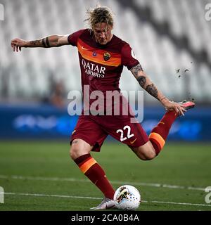 Turin, Italie - 01 août 2020 : Nicolo Zaniolo d'AS Roma lance le ballon pendant le match de football de la série A entre Juventus FC et AS Roma. COMME Roma a gagné 3-1 sur Juventus FC. Credit: Nicolò Campo/Alay Live News Banque D'Images