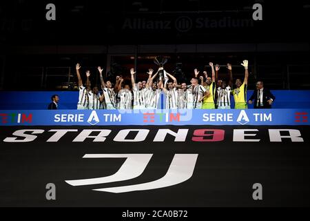 Turin, Italie - 01 août 2020 : les joueurs de Juventus FC célèbrent avec le trophée lors de la cérémonie de remise de prix pour Serie UN titre 2019-2020 (scudetto) à la fin de la série UN match de football entre Juventus FC et AS Roma. Juventus FC a gagné 9e série UN titre de suite. Credit: Nicolò Campo/Alay Live News Banque D'Images