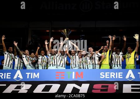 Turin, Italie - 01 août 2020 : les joueurs de Juventus FC célèbrent avec le trophée lors de la cérémonie de remise de prix pour Serie UN titre 2019-2020 (scudetto) à la fin de la série UN match de football entre Juventus FC et AS Roma. Juventus FC a gagné 9e série UN titre de suite. Credit: Nicolò Campo/Alay Live News Banque D'Images