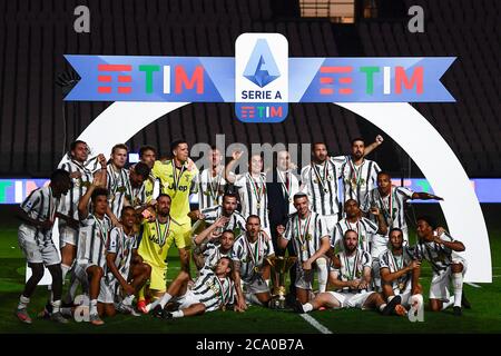 Turin, Italie - 01 août 2020 : les joueurs de Juventus FC célèbrent avec le trophée lors de la cérémonie de remise de prix pour Serie UN titre 2019-2020 (scudetto) à la fin de la série UN match de football entre Juventus FC et AS Roma. Juventus FC a gagné 9e série UN titre de suite. Credit: Nicolò Campo/Alay Live News Banque D'Images