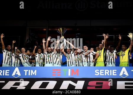 Turin, Italie - 01 août 2020 : les joueurs de Juventus FC célèbrent avec le trophée lors de la cérémonie de remise de prix pour Serie UN titre 2019-2020 (scudetto) à la fin de la série UN match de football entre Juventus FC et AS Roma. Juventus FC a gagné 9e série UN titre de suite. Credit: Nicolò Campo/Alay Live News Banque D'Images