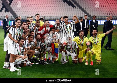Turin, Italie - 01 août 2020 : les joueurs de Juventus FC célèbrent avec le trophée lors de la cérémonie de remise de prix pour Serie UN titre 2019-2020 (scudetto) à la fin de la série UN match de football entre Juventus FC et AS Roma. Juventus FC a gagné 9e série UN titre de suite. Credit: Nicolò Campo/Alay Live News Banque D'Images