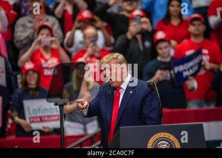 Le président Trump reconnaît les partisans présents dans la foule lors du rassemblement Dans le Colisée de Bojangle Banque D'Images